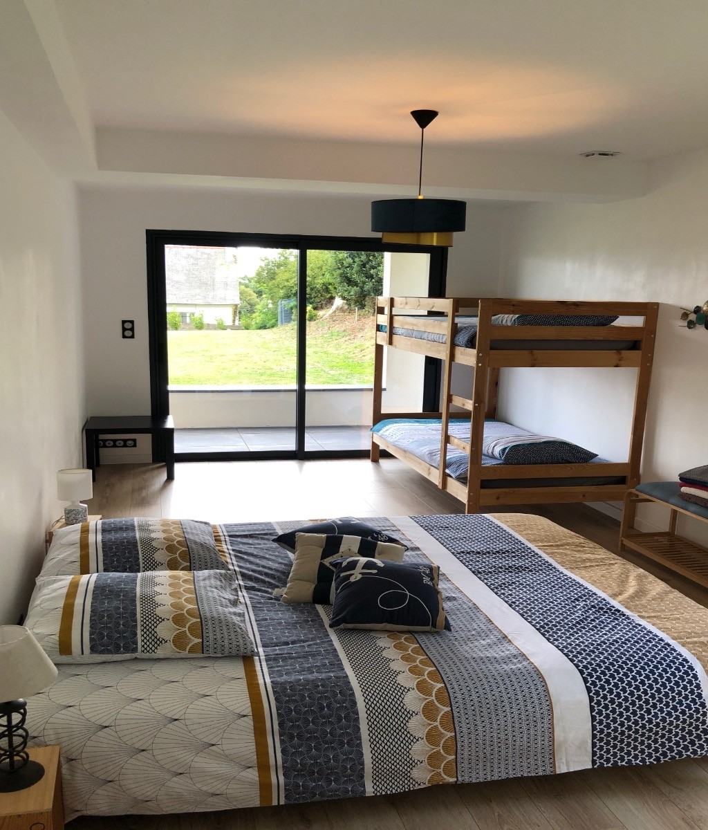 Chambre donnant sur le jardin avec salle de bain attenante avec baignoire