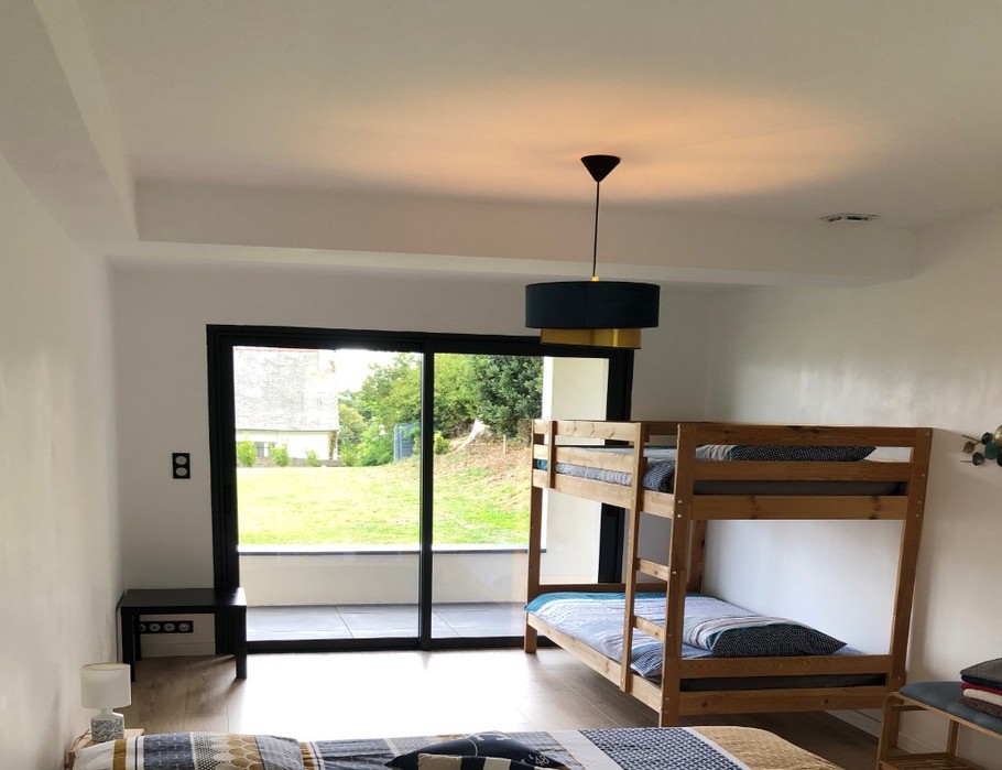 Chambre donnant sur le jardin avec salle de bain attenante avec baignoire