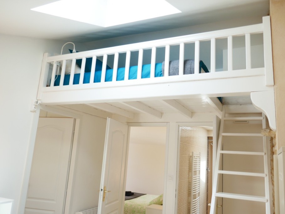 Un petit cocon niché sous les toits qui accueille un lit de 140 x190 pour le plaisir des petits et des grands.