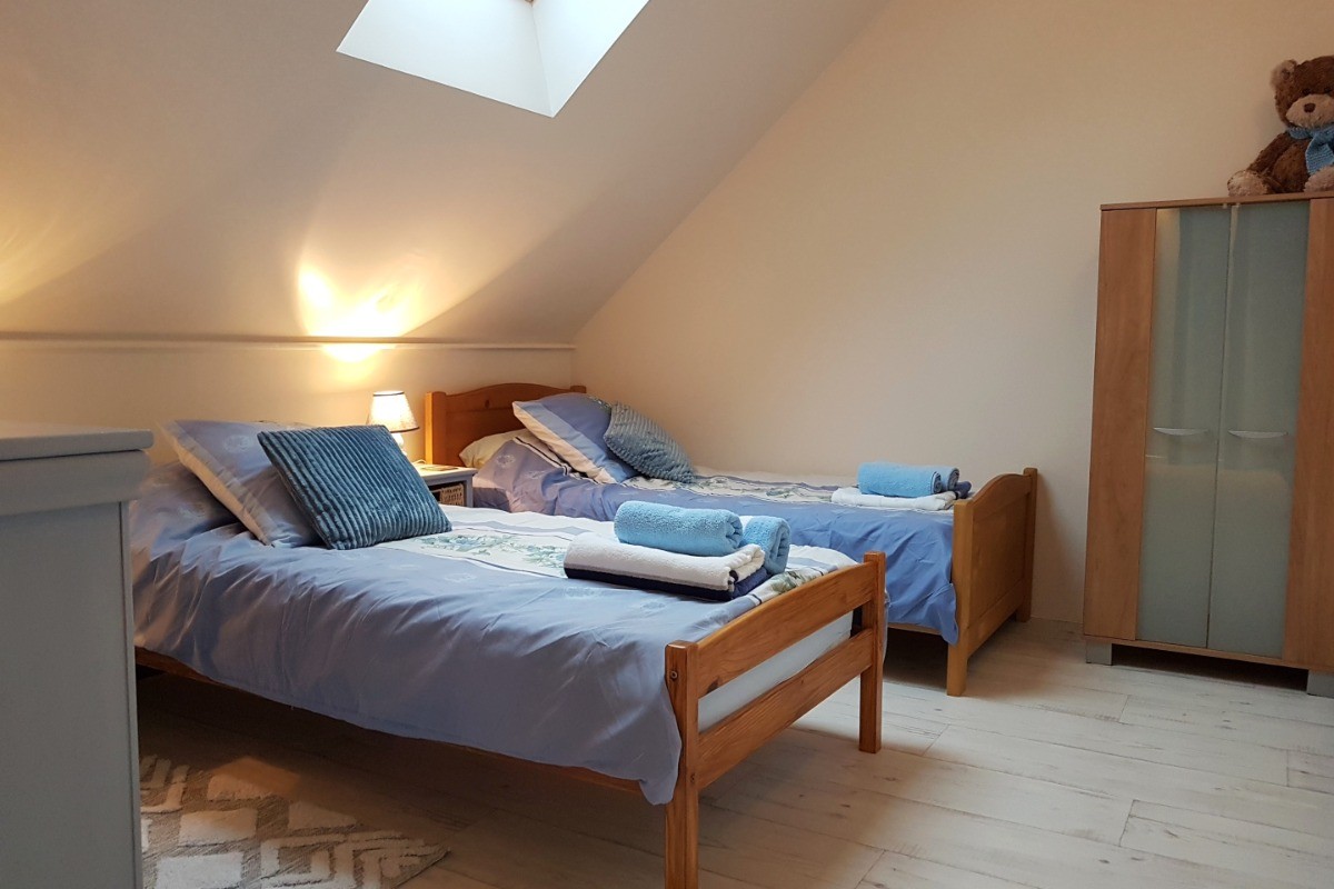 Chambre indépendante pour 2 personnes avec rangements et penderie (2 lits 90 cm)