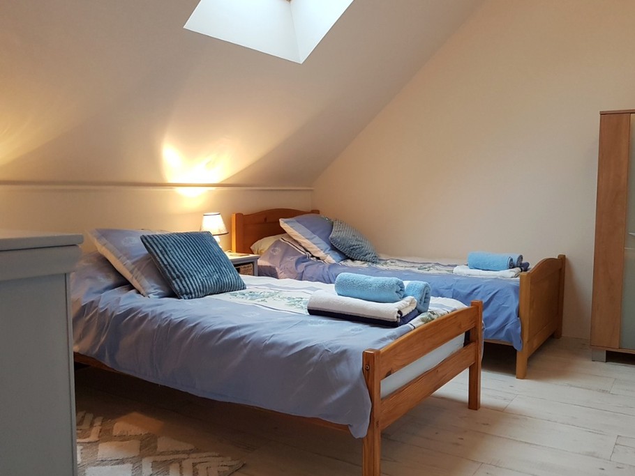 Chambre indépendante pour 2 personnes avec rangements et penderie (2 lits 90 cm)