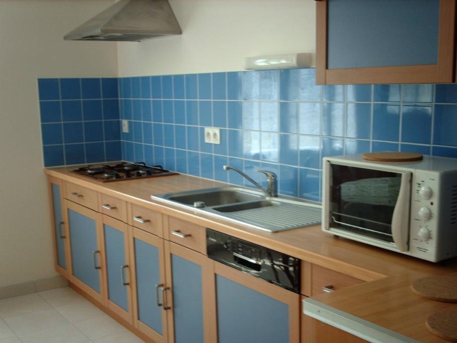Cuisine aménagée et équipée avec frigo-congélateur, micro-ondes, four, lave-vaisselle, etc.