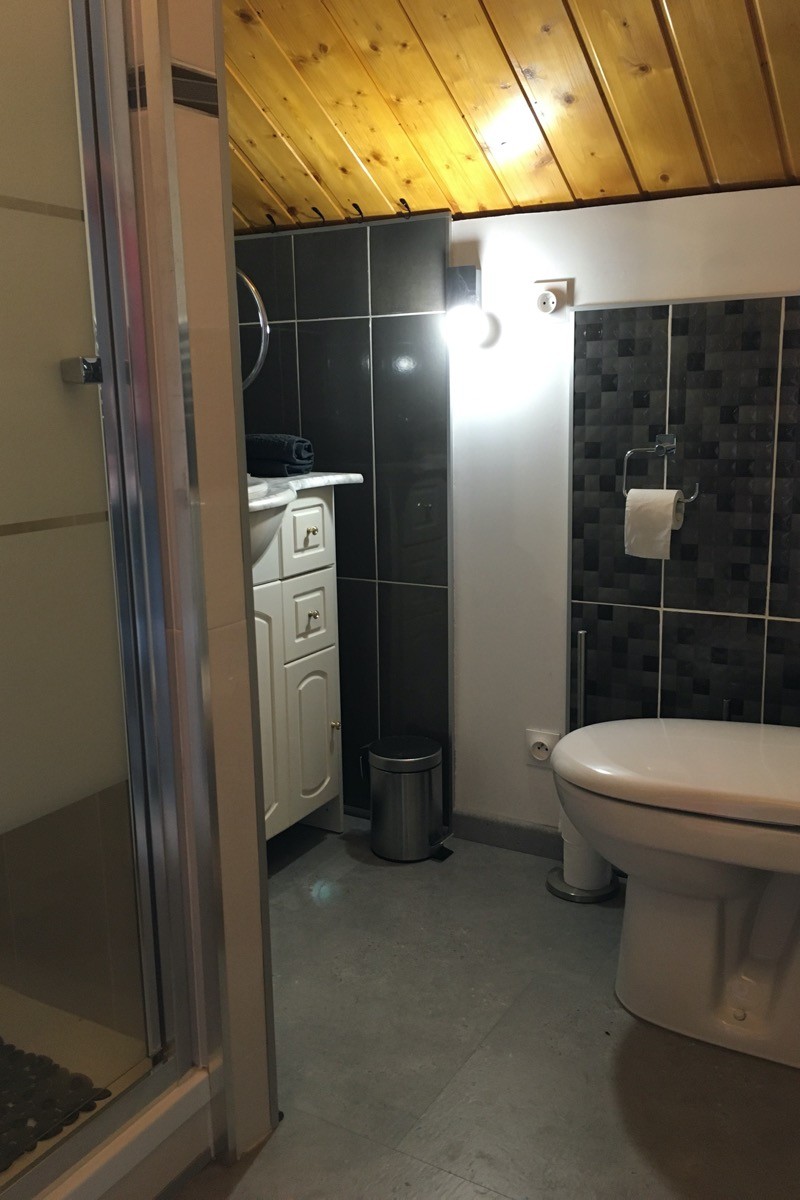 Salle de bain avec WC