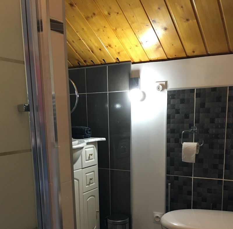 Salle de bain avec WC