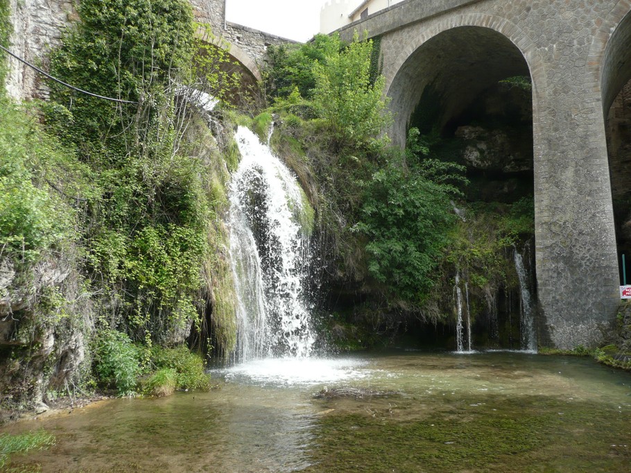 Cascade dans le village