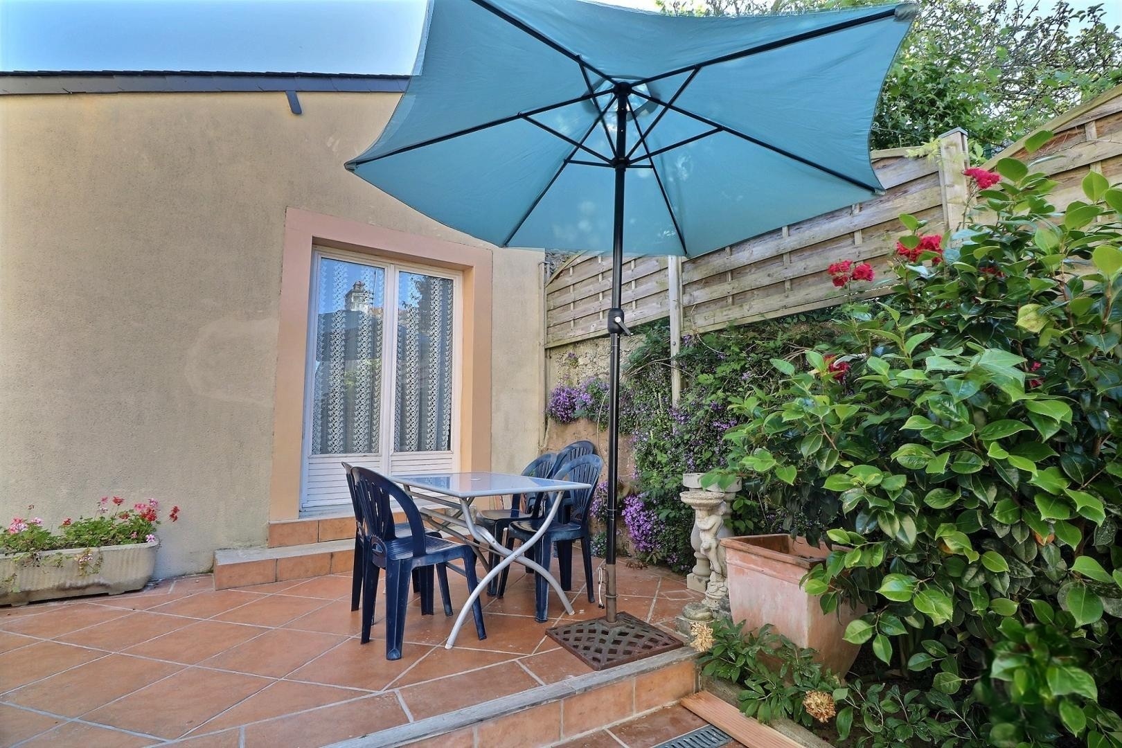 Terrasse proche de la baie vitrée qui mène à la cuisine. Autre terrasse privative à votre disposition pour suivre les rayons du soleil... ou la fraîcheur de l'ombre
