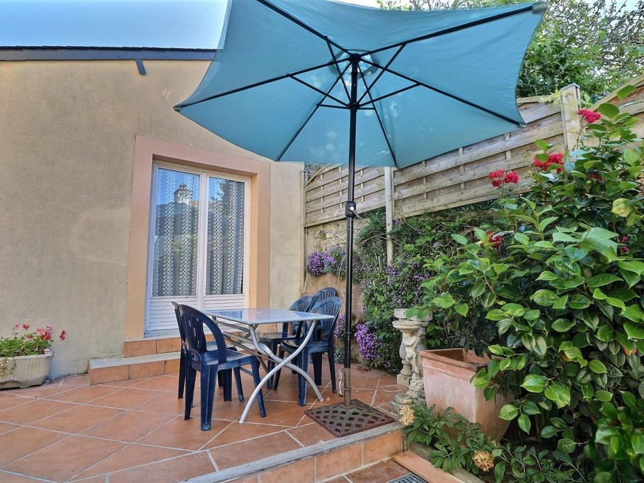 Terrasse proche de la baie vitrée qui mène à la cuisine. Autre terrasse privative à votre disposition pour suivre les rayons du soleil... ou la fraîcheur de l'ombre