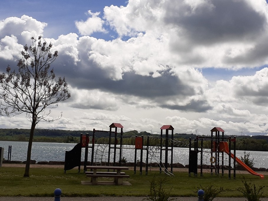 aire de jeux au bord de la plage