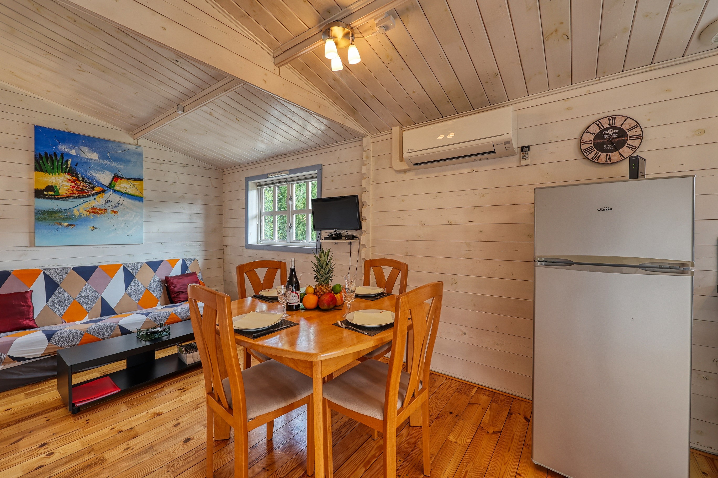 Salon lumineux avec TV et WiFi dans gîte entre Béziers et Pézenas