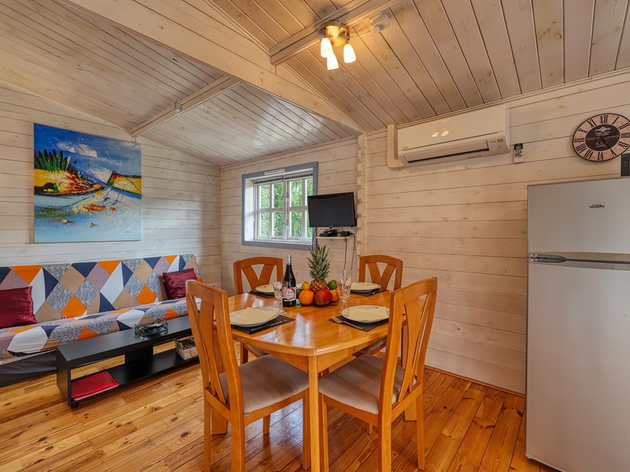 Salon lumineux avec TV et WiFi dans gîte entre Béziers et Pézenas