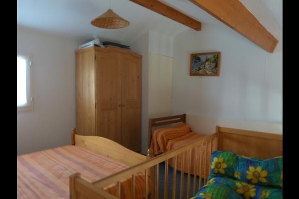 Mezzanine avec un lit en 140 et un en 90