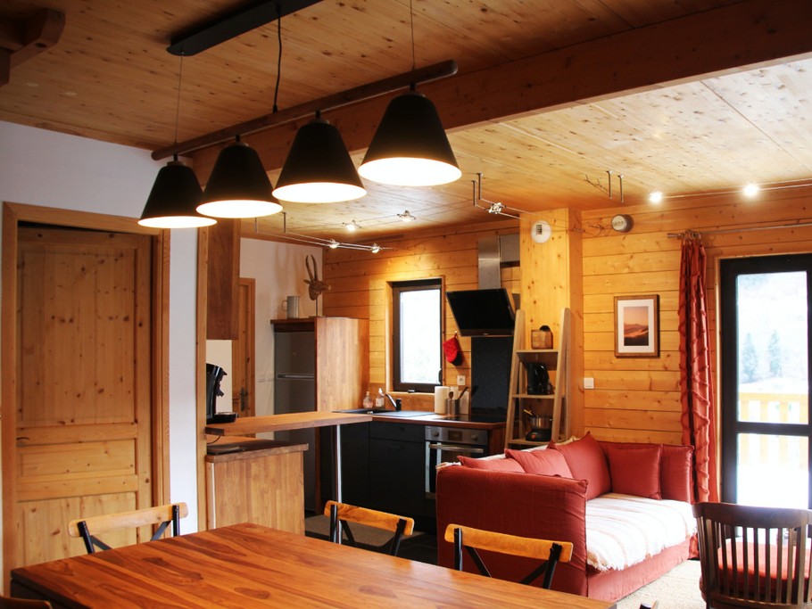 Vue depuis le séjour donnant sur la cuisine. La porte à gauche donne accès à la chambre du bas, avec wc séparé et salle de bain indépendante