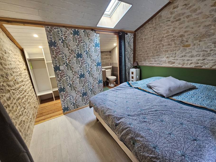 Vu de la chambre de la chambre parentale avec le dressing à gauche et la salle d'eau avec WC à droite