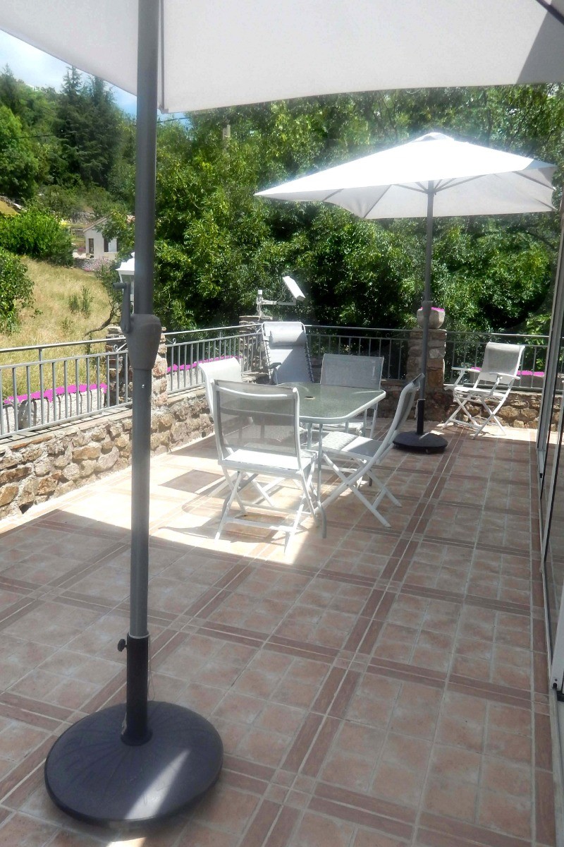 un cliché d'une partie de la terrasse