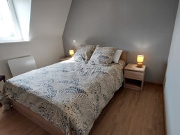 Chambre confortable du gîte La Petite Maison avec lit double 140x200 et dressing.