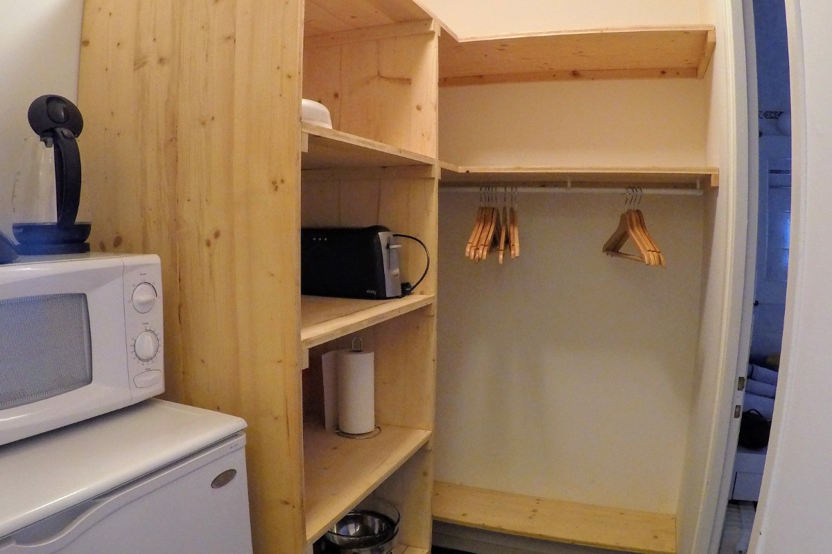 Gardez un espace de vie clair et dégagé grâce à cette pièce de rangement spacieuse et fonctionnelle