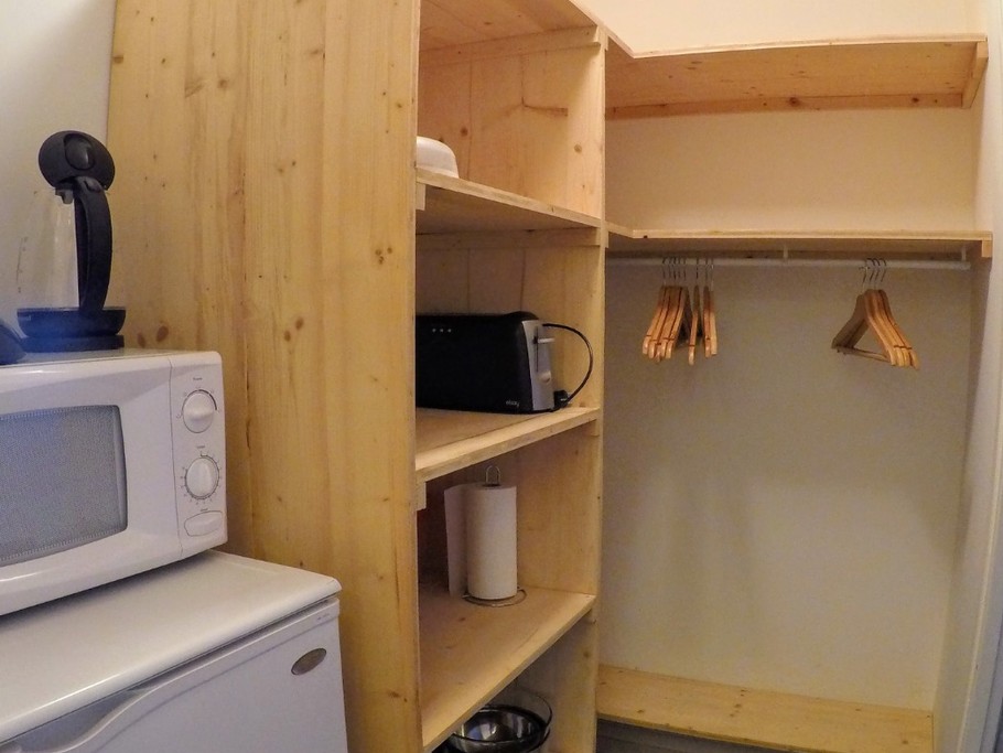 Gardez un espace de vie clair et dégagé grâce à cette pièce de rangement spacieuse et fonctionnelle