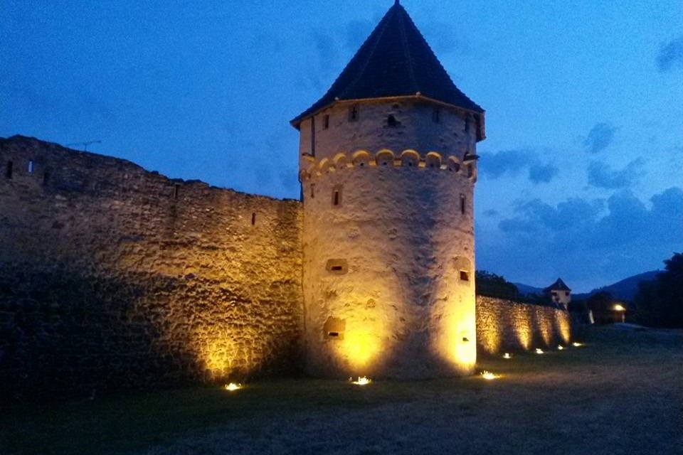 Rempart Nord et ses belles tours médiévales illuminés le soir .