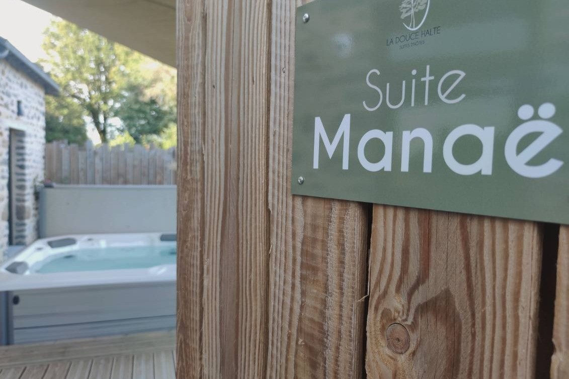 Entrée sur la terrasse par le portail avec vue sur le spa.