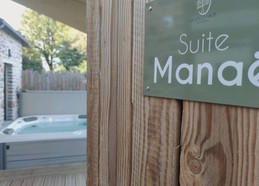 Entrée sur la terrasse par le portail avec vue sur le spa.