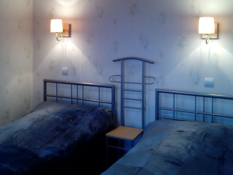 Bedroom 2 with 2 single beds