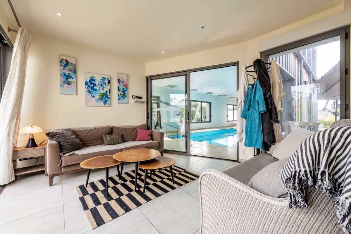 Lounge next to the pool