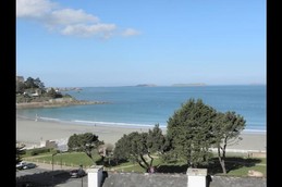 MENES location Perros-Guirec Séjour-salon avec vue panoramique sur la mer