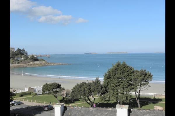 MENES location Perros-Guirec Séjour-salon avec vue panoramique sur la mer