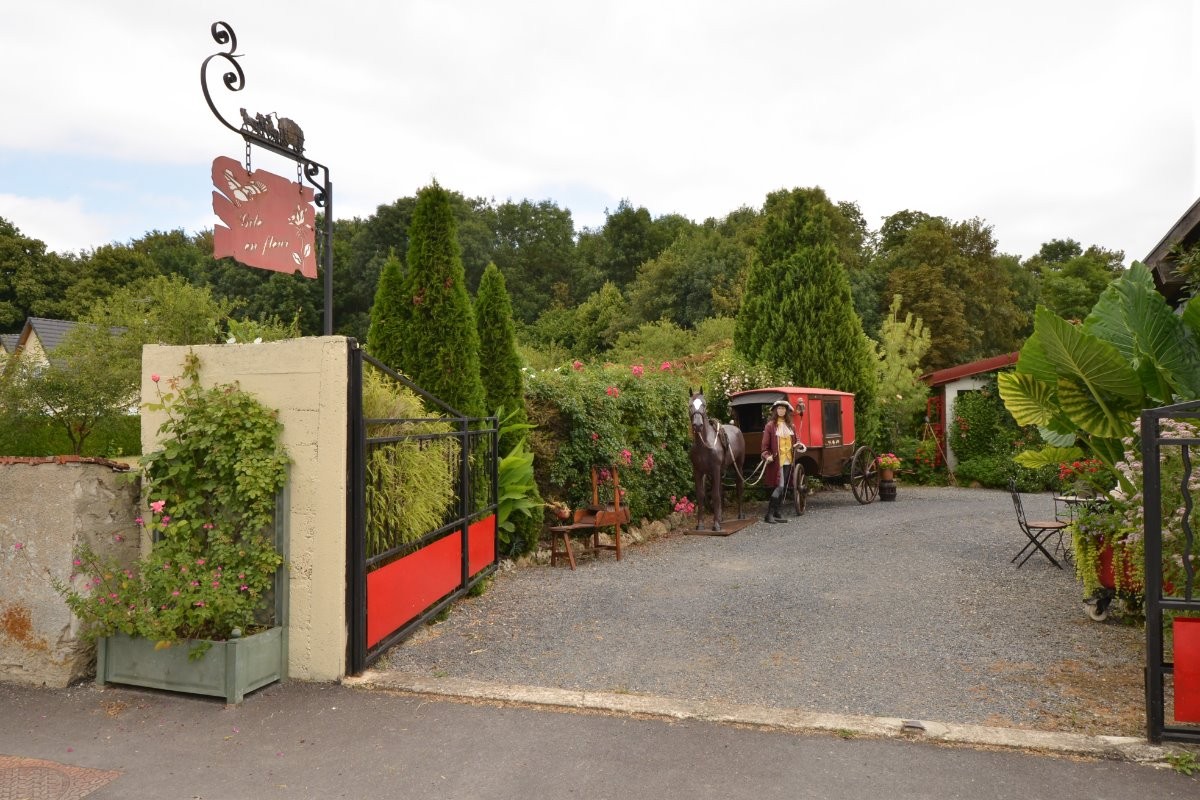 Le Gîte Fleuri : entrée principale de la propriété
