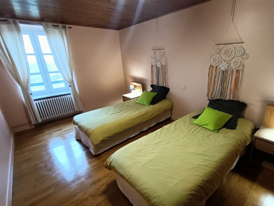 Chambre avec lits jumeaux, idéale pour enfants ou amis, gîte à Lapeyrugue