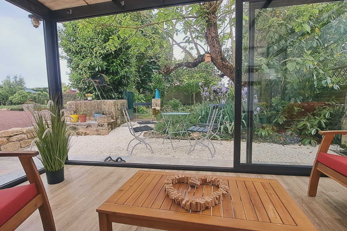 Gite au Pas de Velours véranda et vue sur la première petite cour