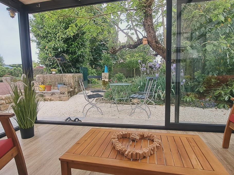 Gite au Pas de Velours véranda et vue sur la première petite cour