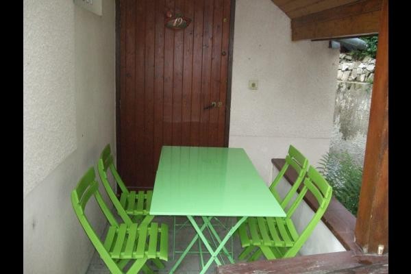 TERRASSE avec TABLE et CHAISES
