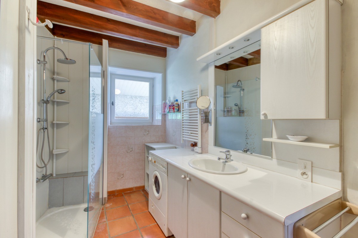 Salle d'eau avec douche à l'italienne.