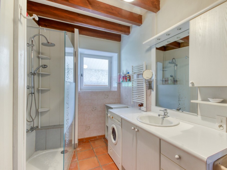 Salle d'eau avec douche à l'italienne.