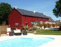 Vue d'ensemble avec piscine ouverte