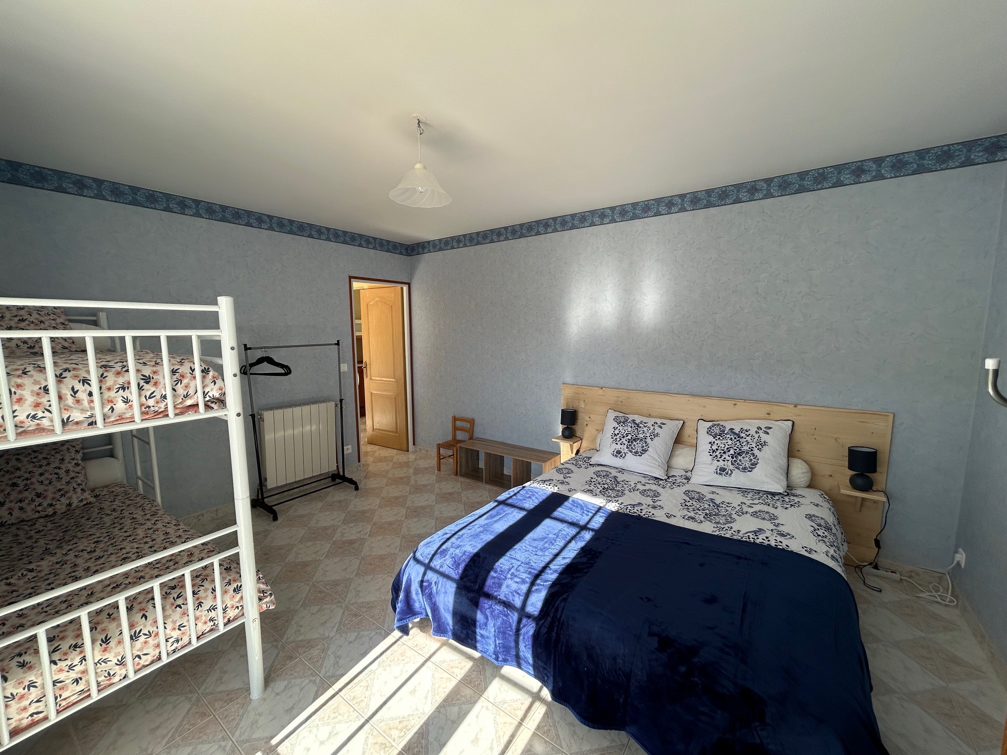 Chambre avec lit double et lit superposé