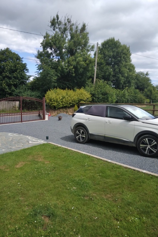 Gîte location de vacances la maison de laurence Mandeville en bessinPHOTO PARKING PRIVE SECURISE