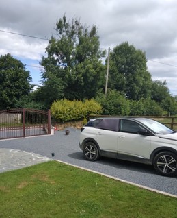 Gîte location de vacances la maison de laurence Mandeville en bessinPHOTO PARKING PRIVE SECURISE