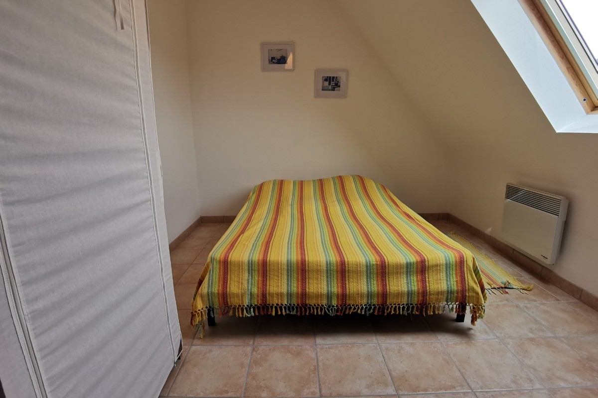 Chambre avec lit 140 à l'étage