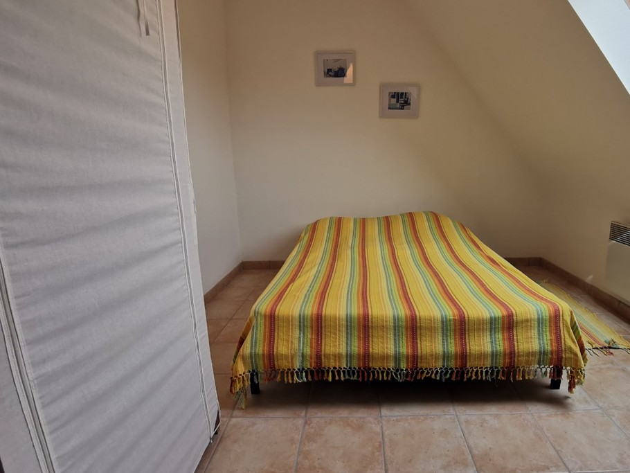 Chambre avec lit 140 à l'étage