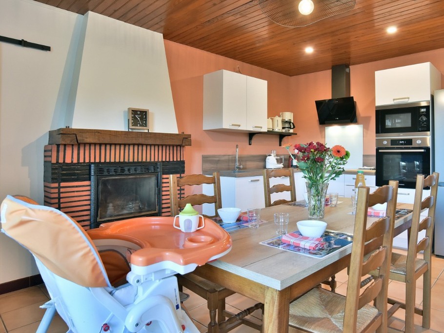 Pièce de vie avec un coin cuisine neuve et très bien équipée, un coin séjour et un coin salon (canapé-lit confortable et convertible de 140x190 cm)