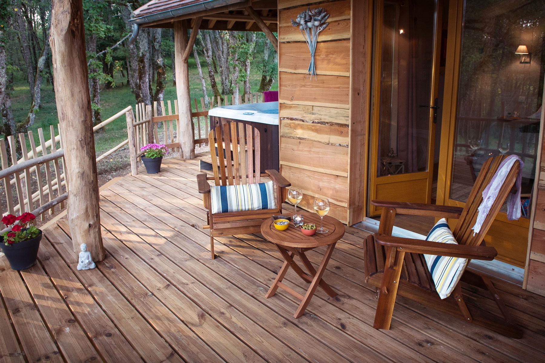 Terrasse La Cabane Mélèze Le Lion d'Or Mauzac et Grand Castang 24150 Dordogne Clévacances