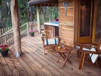Terrasse La Cabane Mélèze Le Lion d'Or Mauzac et Grand Castang 24150 Dordogne Clévacances