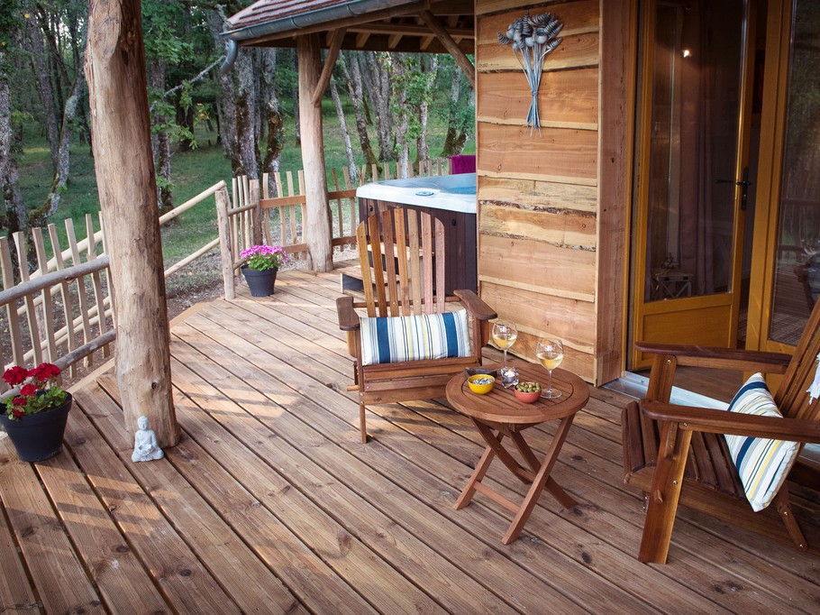 Terrasse La Cabane Mélèze Le Lion d'Or Mauzac et Grand Castang 24150 Dordogne Clévacances