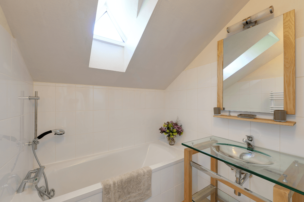 salle de bain chambre blanche