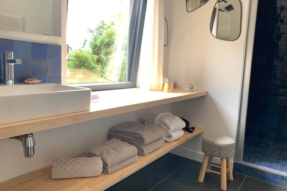 chambre Hysope - salle de bain - serviettes et peignoirs à disposition