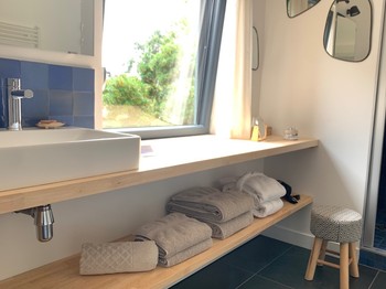 chambre Hysope - salle de bain - serviettes et peignoirs à disposition