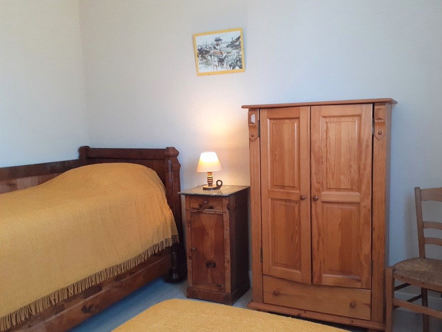 Chambre 2 - 1 lit 90 cms et 1 lit bateau