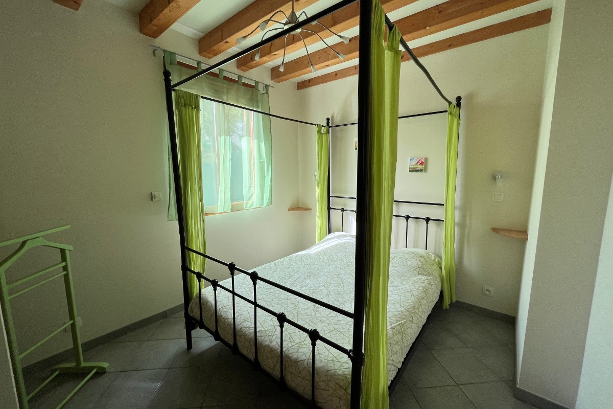 chambre du bas lit 140
